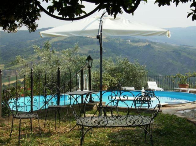 Cascina La Buca Guest House Castello di Serravalle Exterior photo