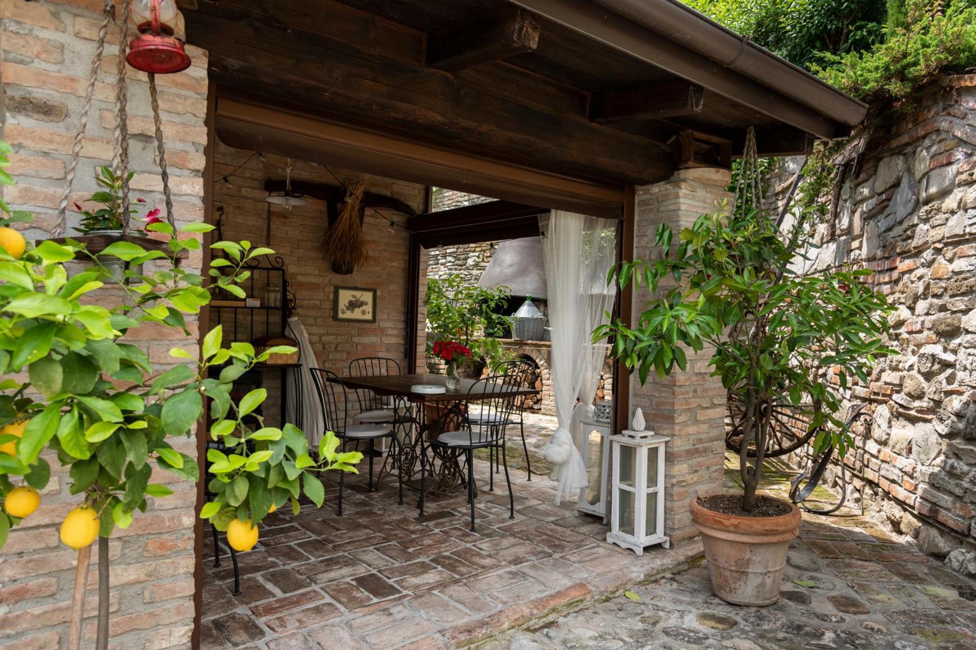 Cascina La Buca Guest House Castello di Serravalle Exterior photo