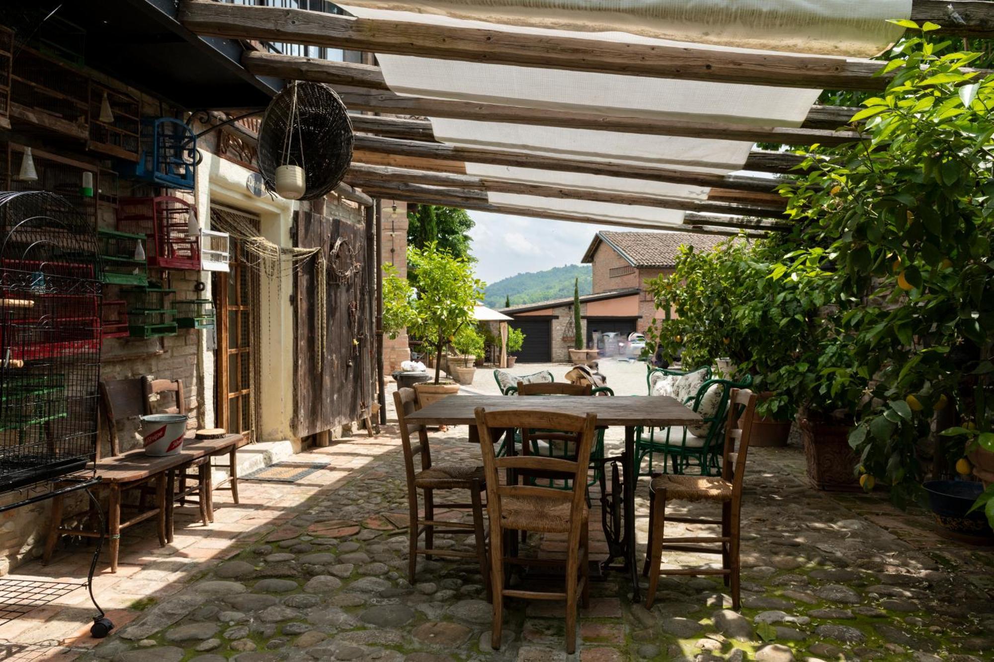Cascina La Buca Guest House Castello di Serravalle Exterior photo