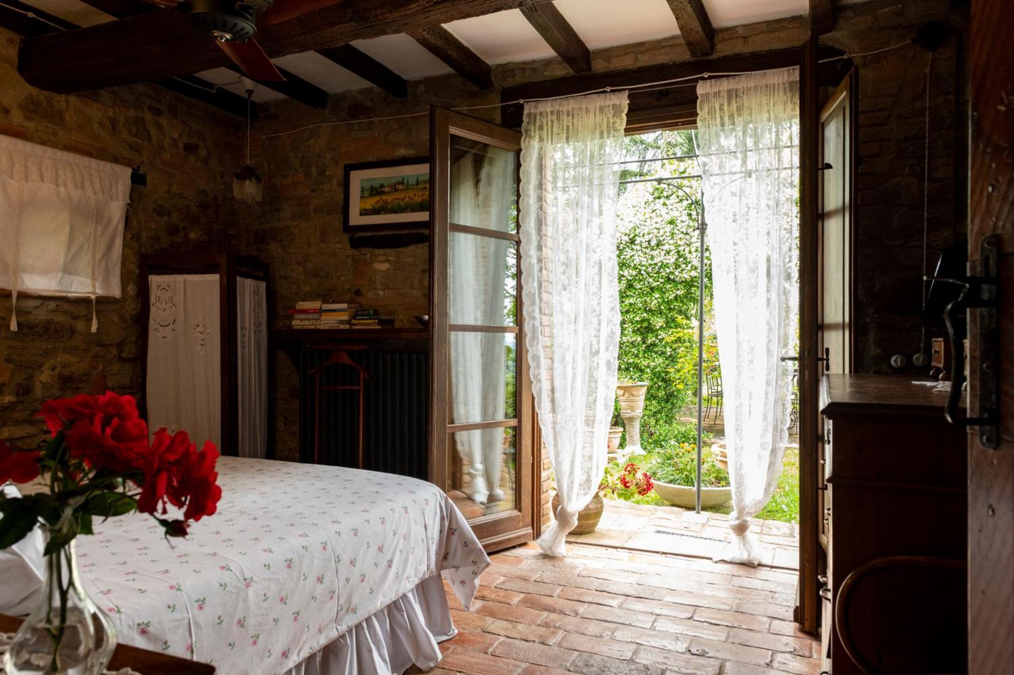 Cascina La Buca Guest House Castello di Serravalle Exterior photo