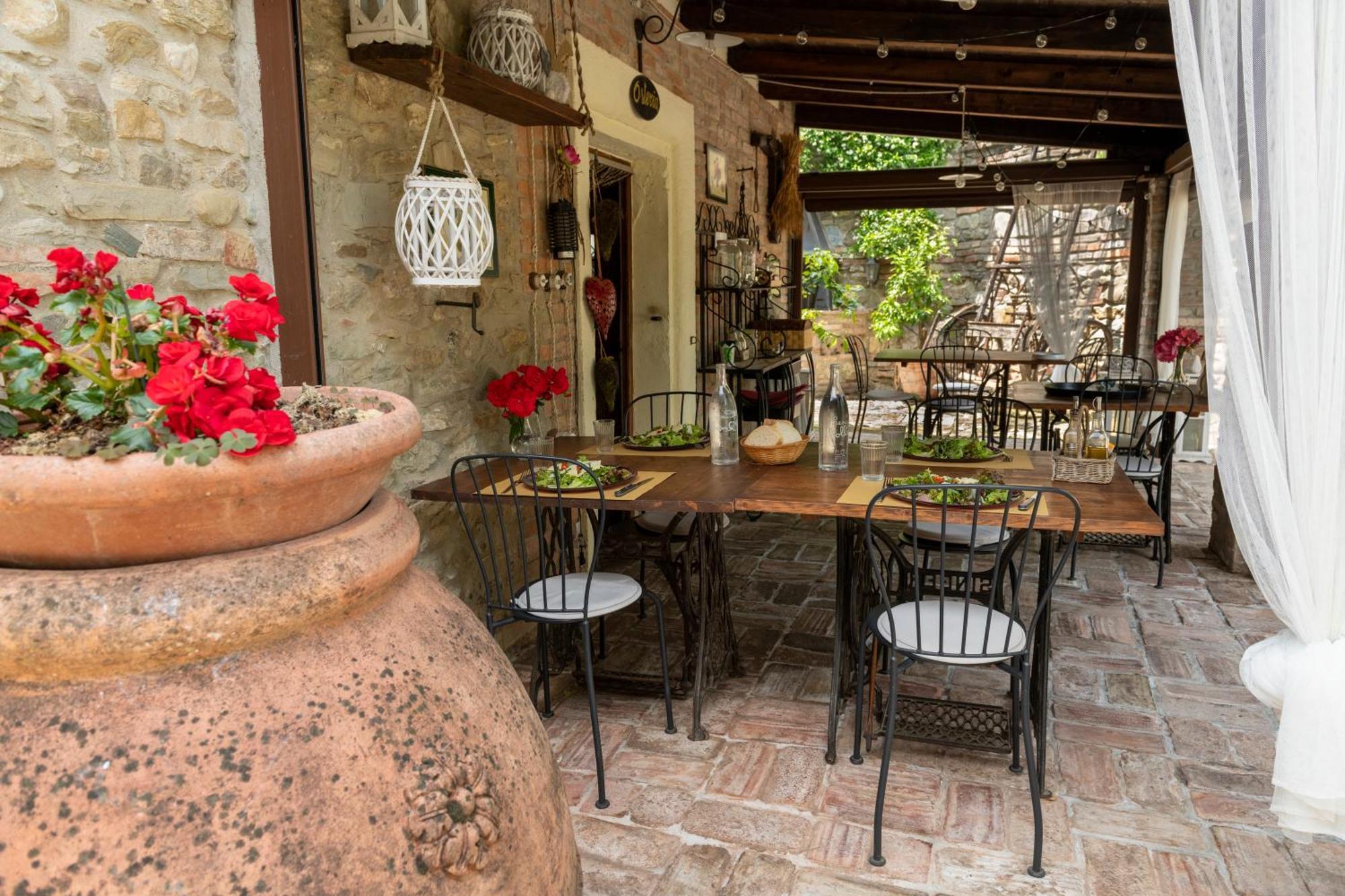 Cascina La Buca Guest House Castello di Serravalle Exterior photo