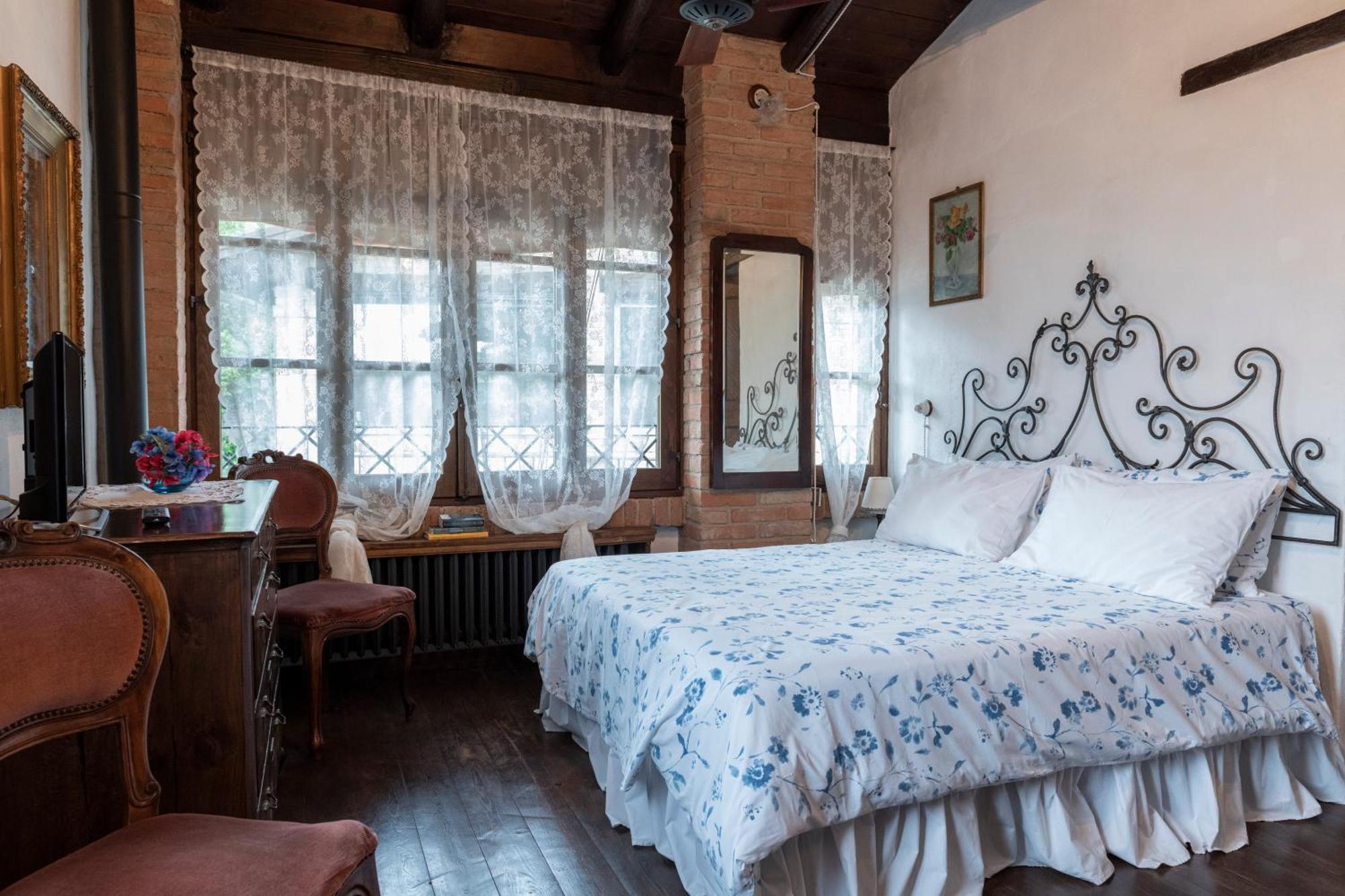Cascina La Buca Guest House Castello di Serravalle Exterior photo