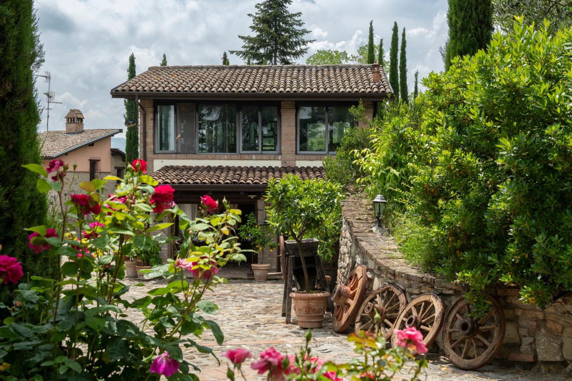 Cascina La Buca Guest House Castello di Serravalle Exterior photo